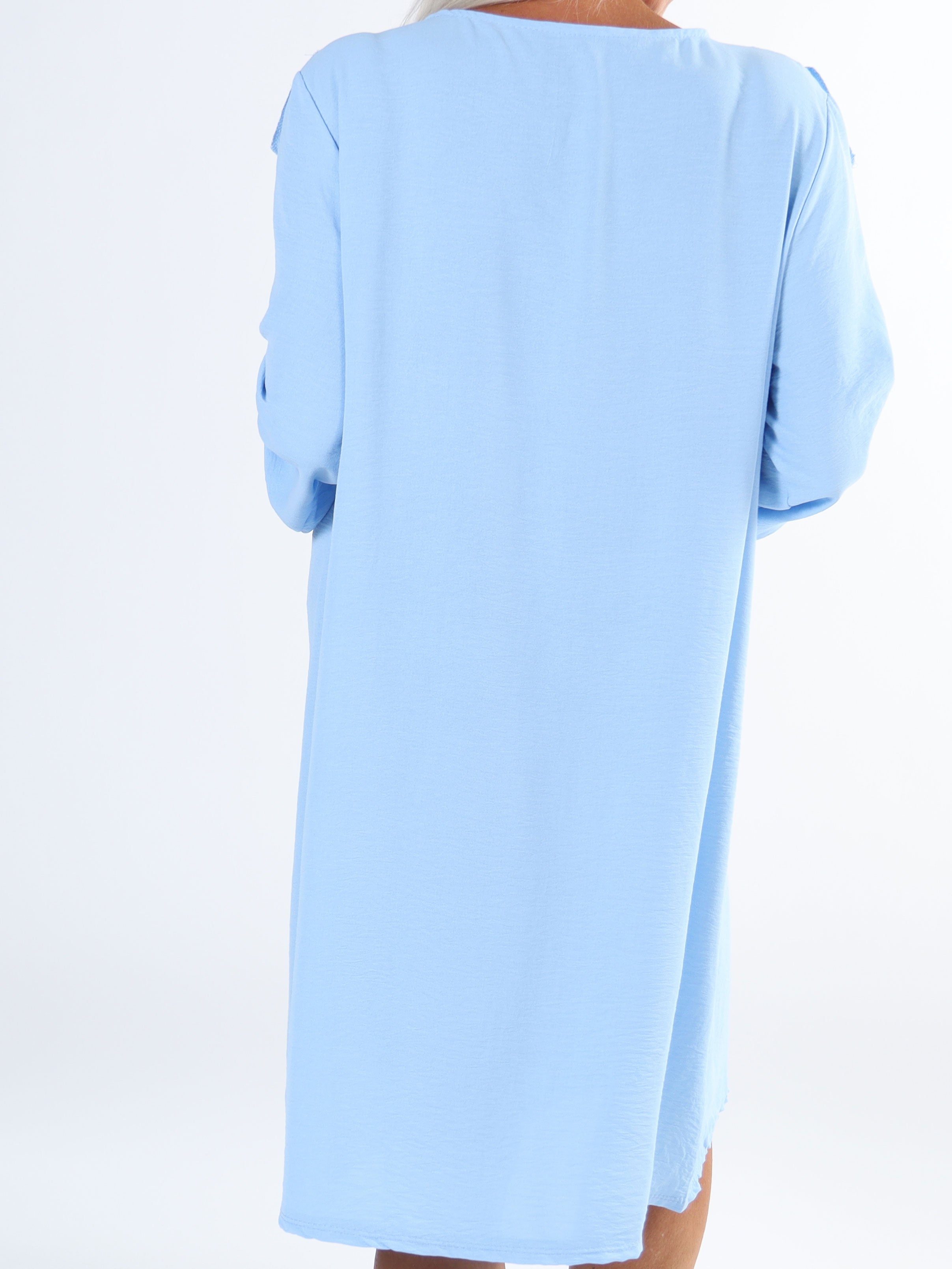 Nicola Dress - Söt plus size klänning med volanger och knappar